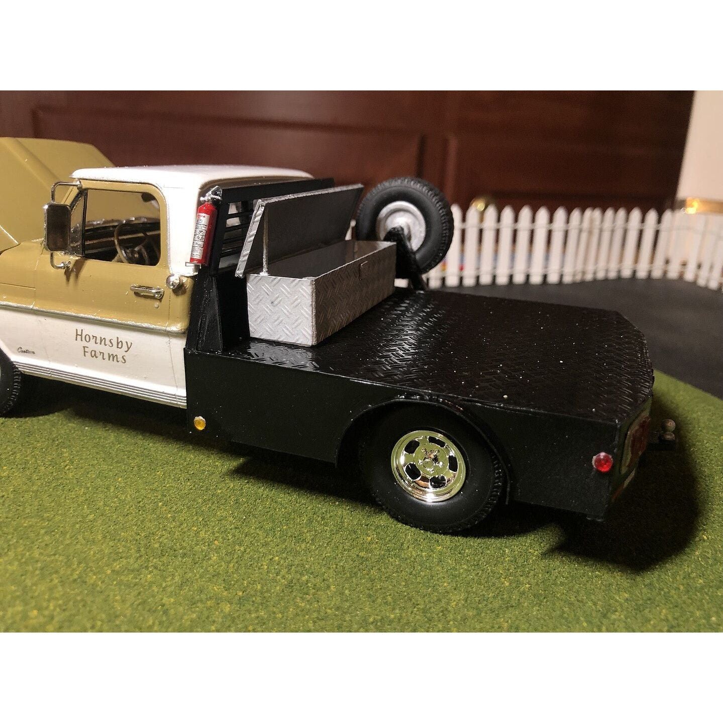 Moebius 1968 Ford F-250 Custom Cab Pickup 1/25 Scale Model Kit