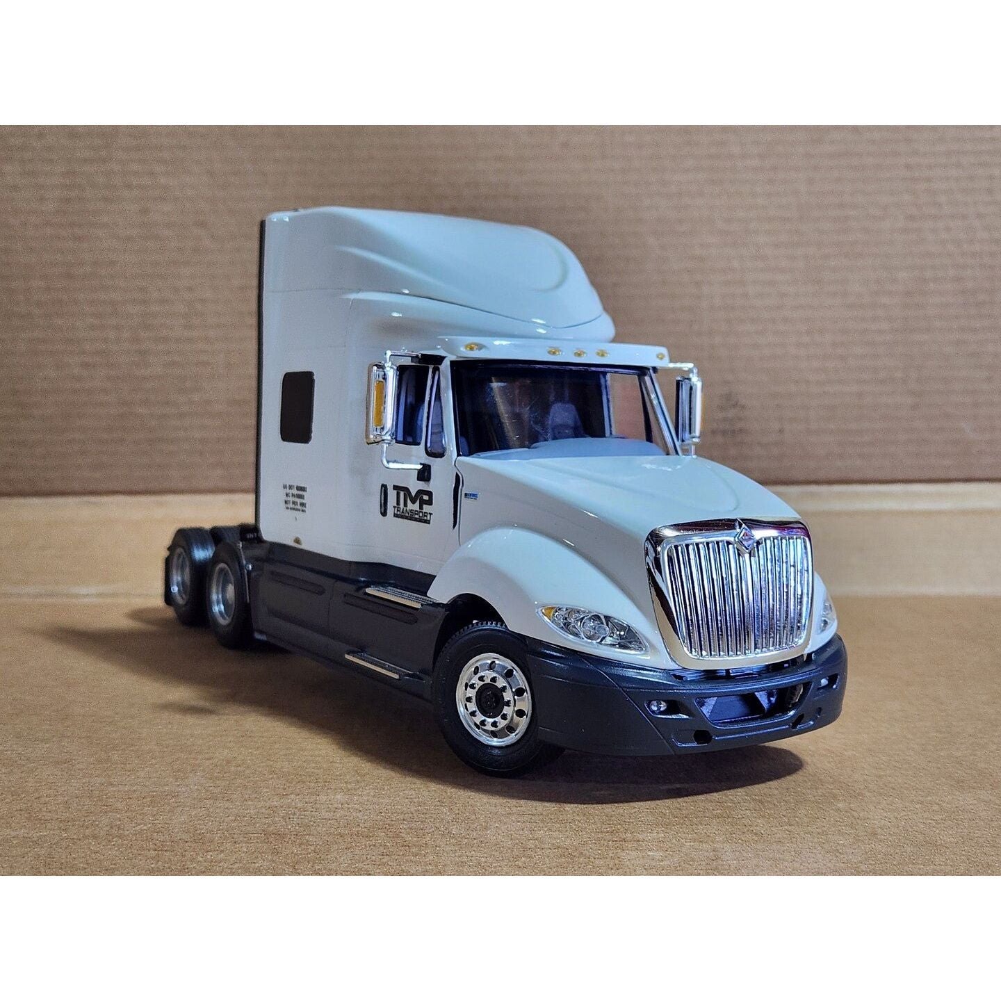 Moebius 2010 International ProStar 1/25 Scale Model Kit