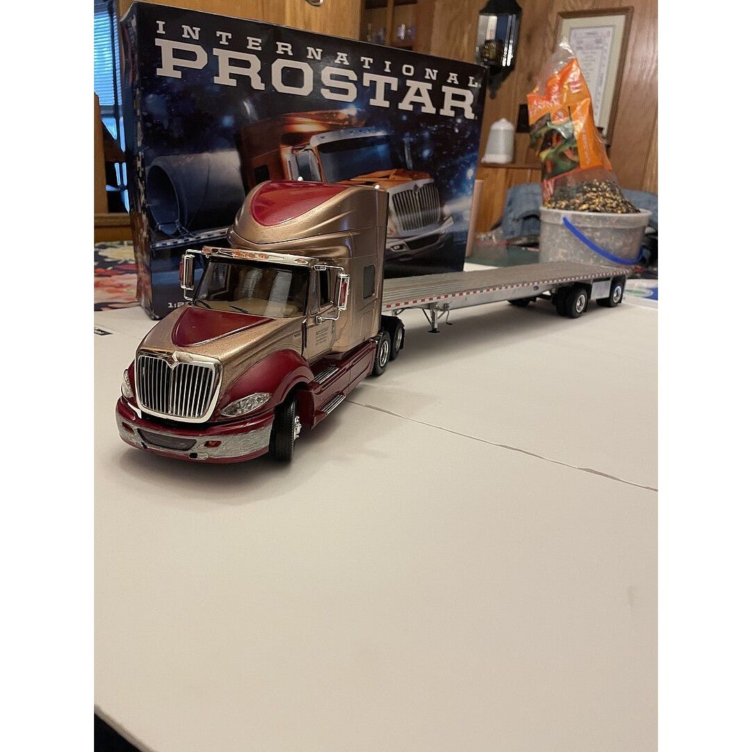 Moebius 2010 International ProStar 1/25 Scale Model Kit