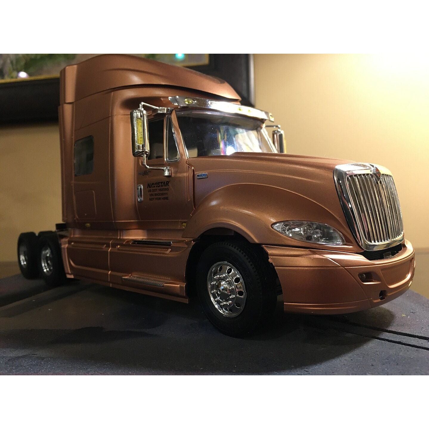 Moebius 2010 International ProStar 1/25 Scale Model Kit