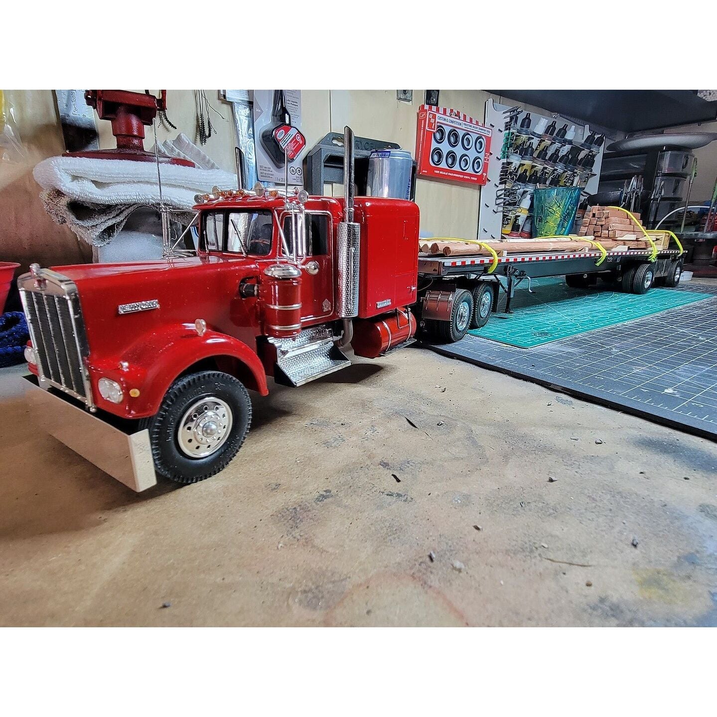 Moebius 48' Flatbed Trailer w/Cambered Deck 1/25 Scale Model Kit