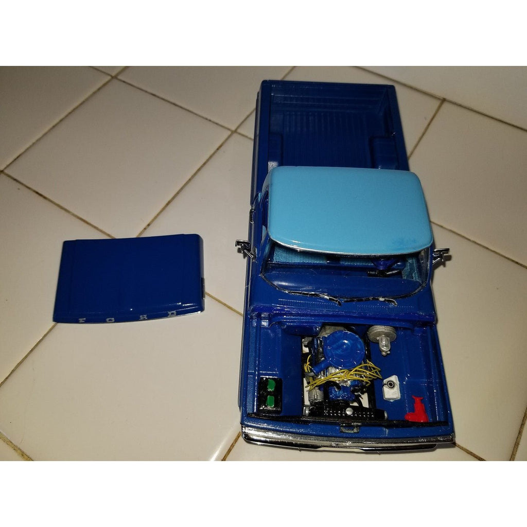 Moebius Model 1/25 1972 Ford Sport Custom Model Kit