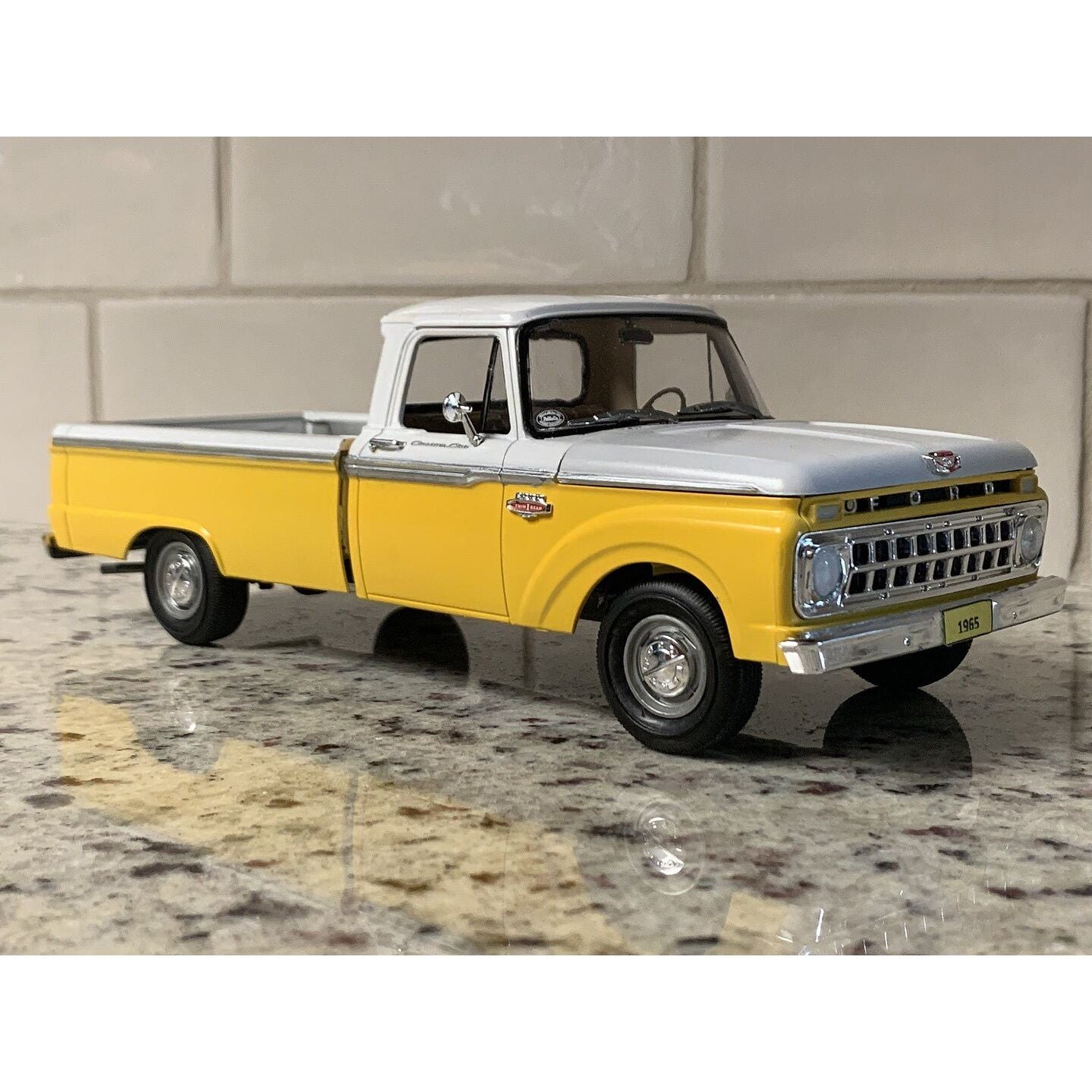 Moebius Model 1/25 Scale 1965 Ford Cab Styleside Pickup