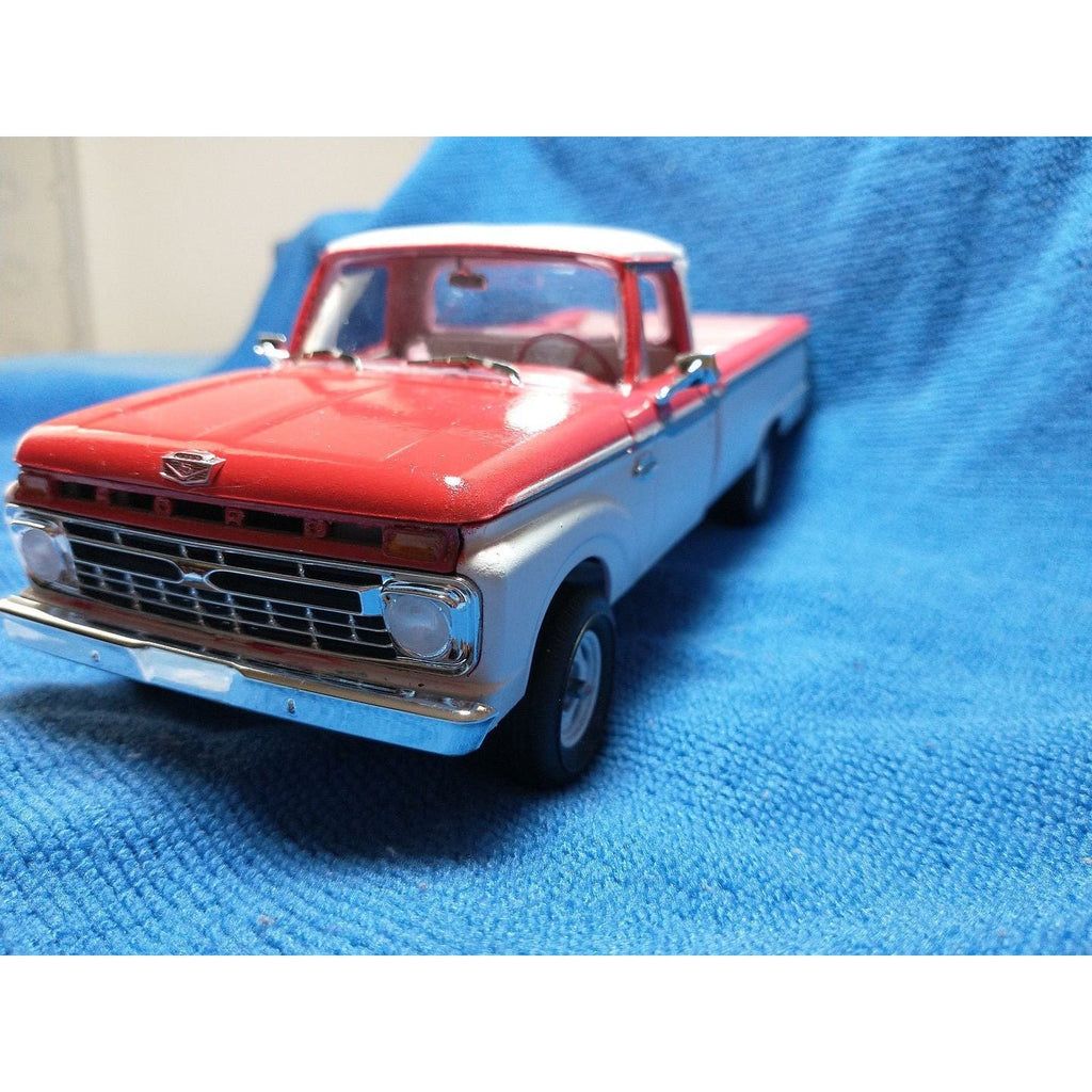 Moebius Model 1/25 Scale 1966 Ford F100 Custom Cab 4x4