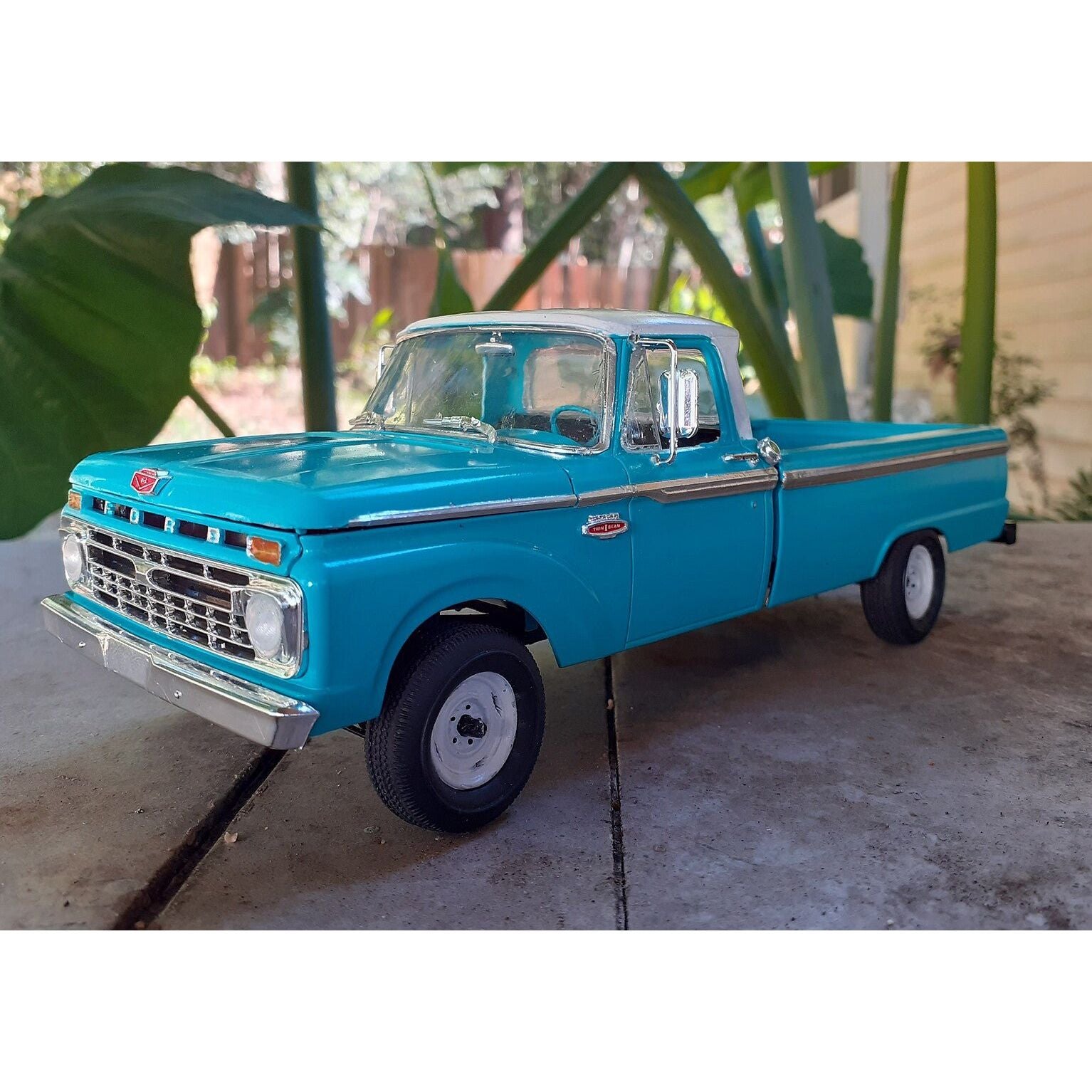 Moebius Model 1/25 Scale 1966 Ford F100 Custom Cab 4x4